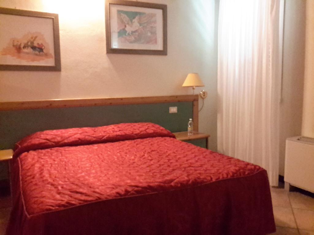 Locanda Del Re Sole Ferrara Kamer foto